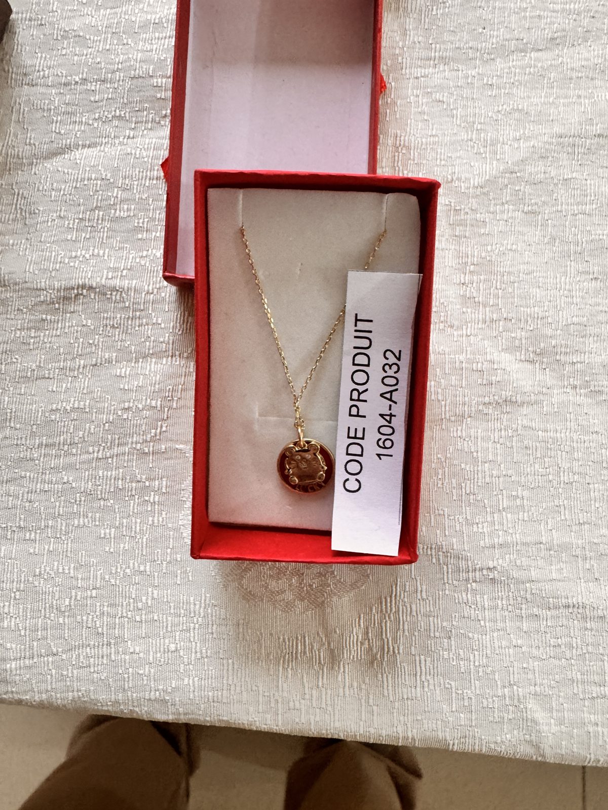 Collier à pendentif rond doré