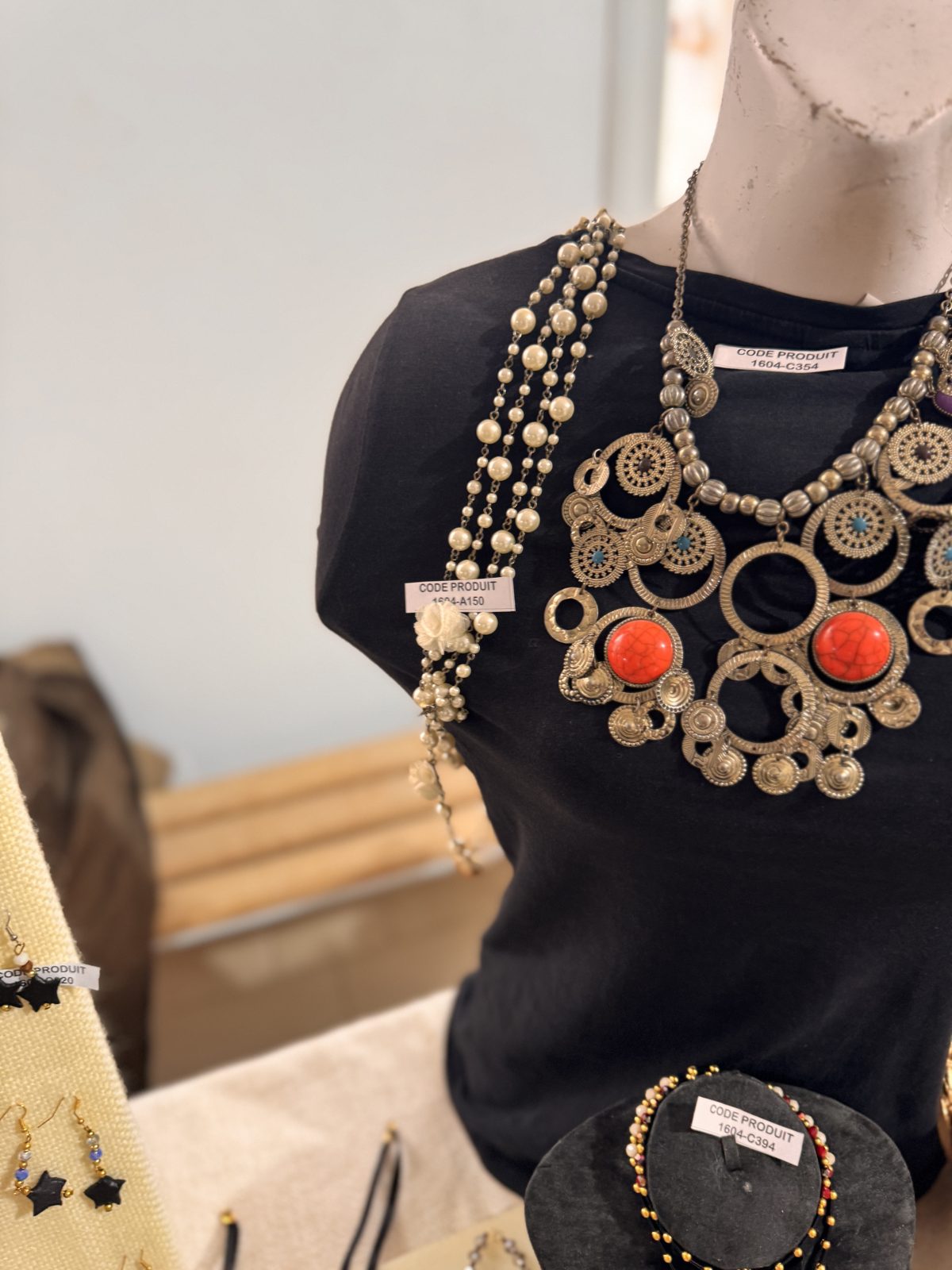 Collier plastron ethnique à cabochons corail