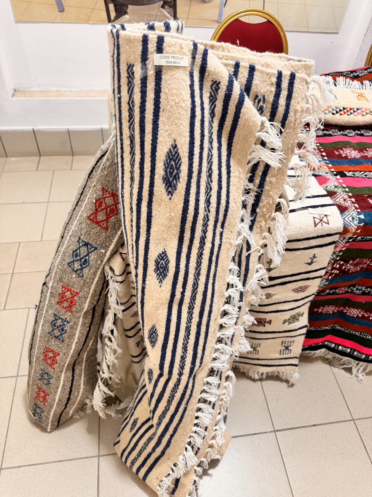 Tapis tissé écru à motifs bleus
