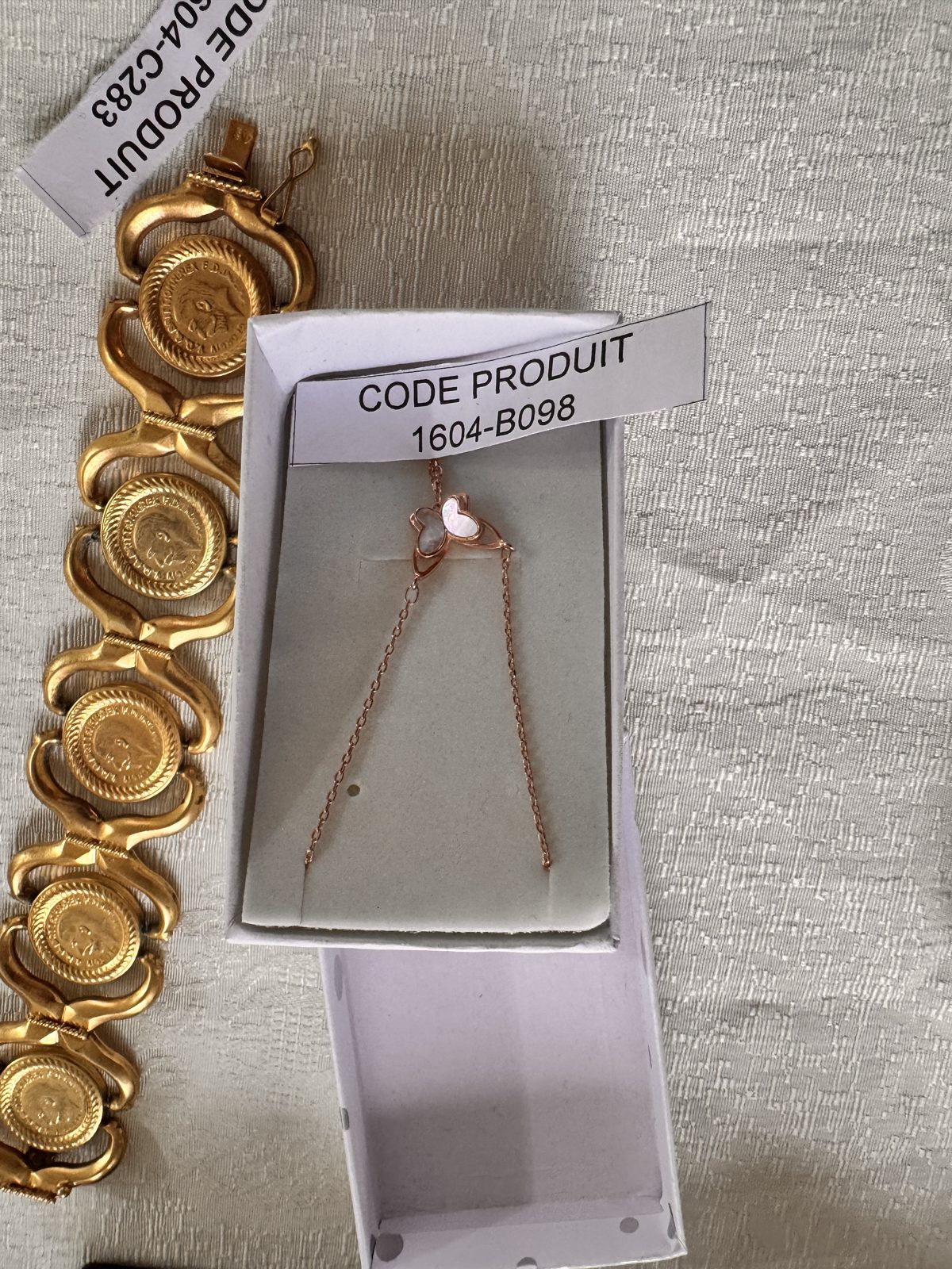 Bracelet à médailles dorées