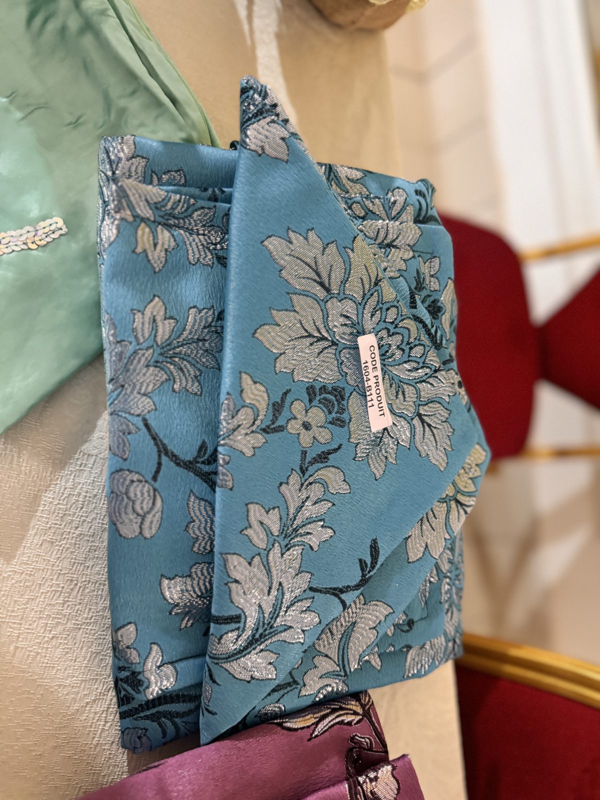 Foulard fleuri en satin
