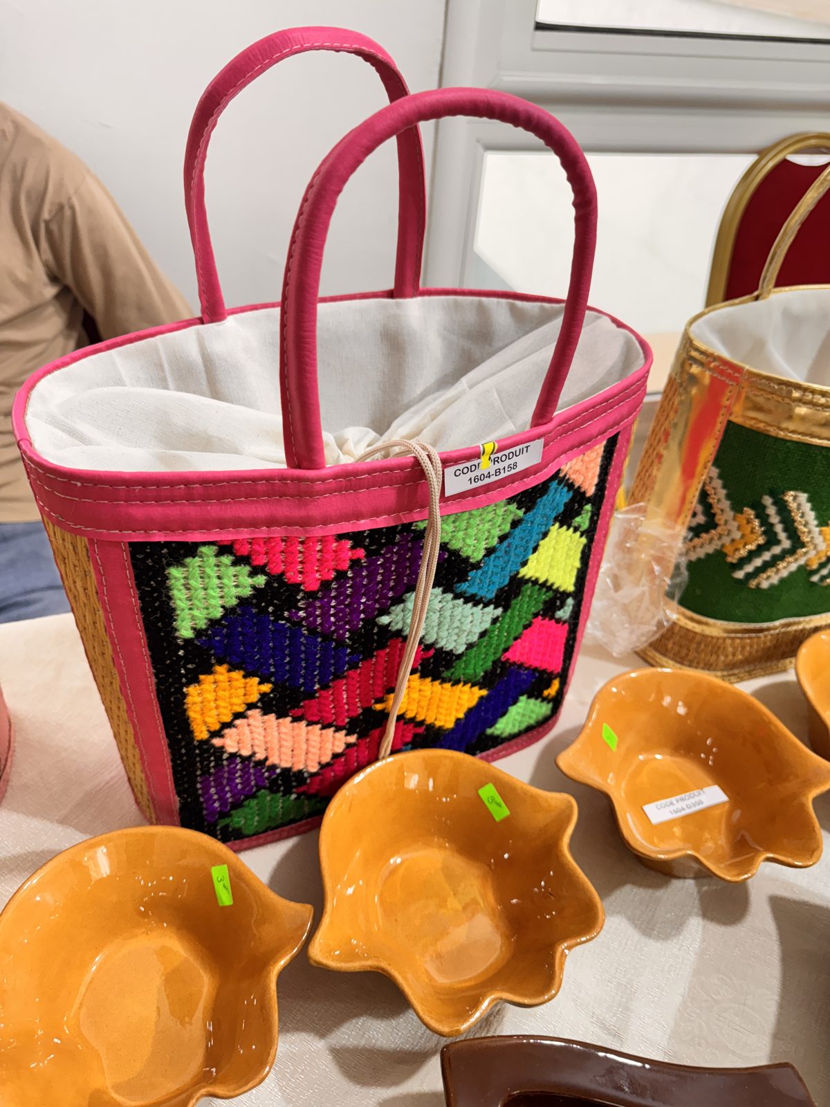 Panier tressé rose à losanges colorés