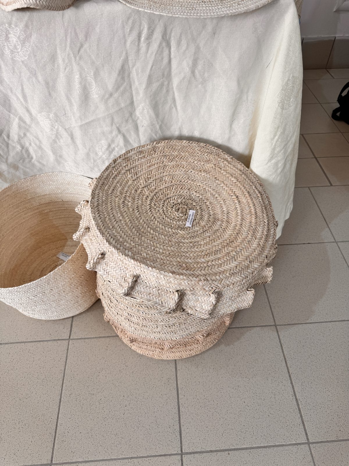 Panier en paille à pompons