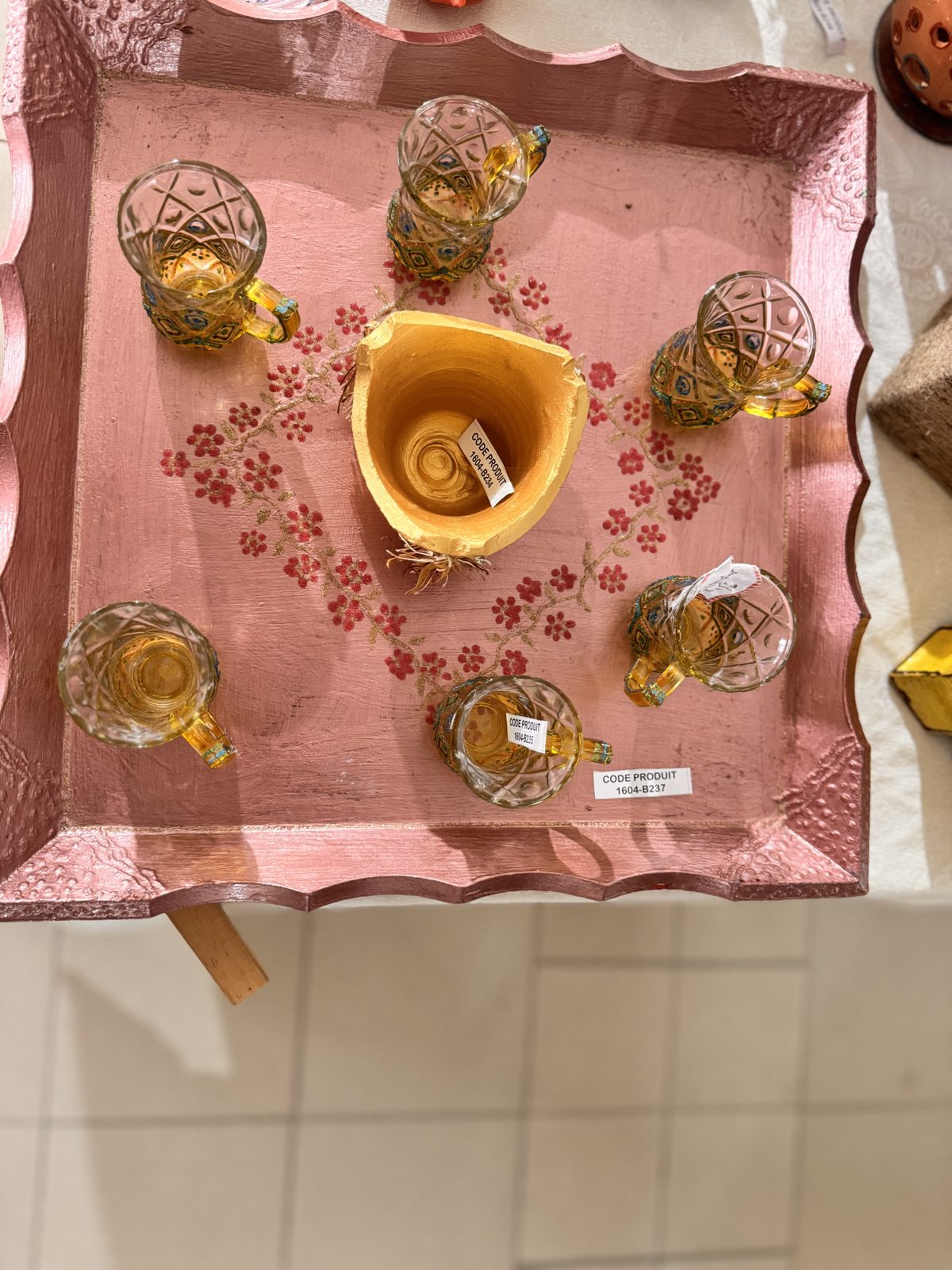 Plateau en bois peint rose à fleurs