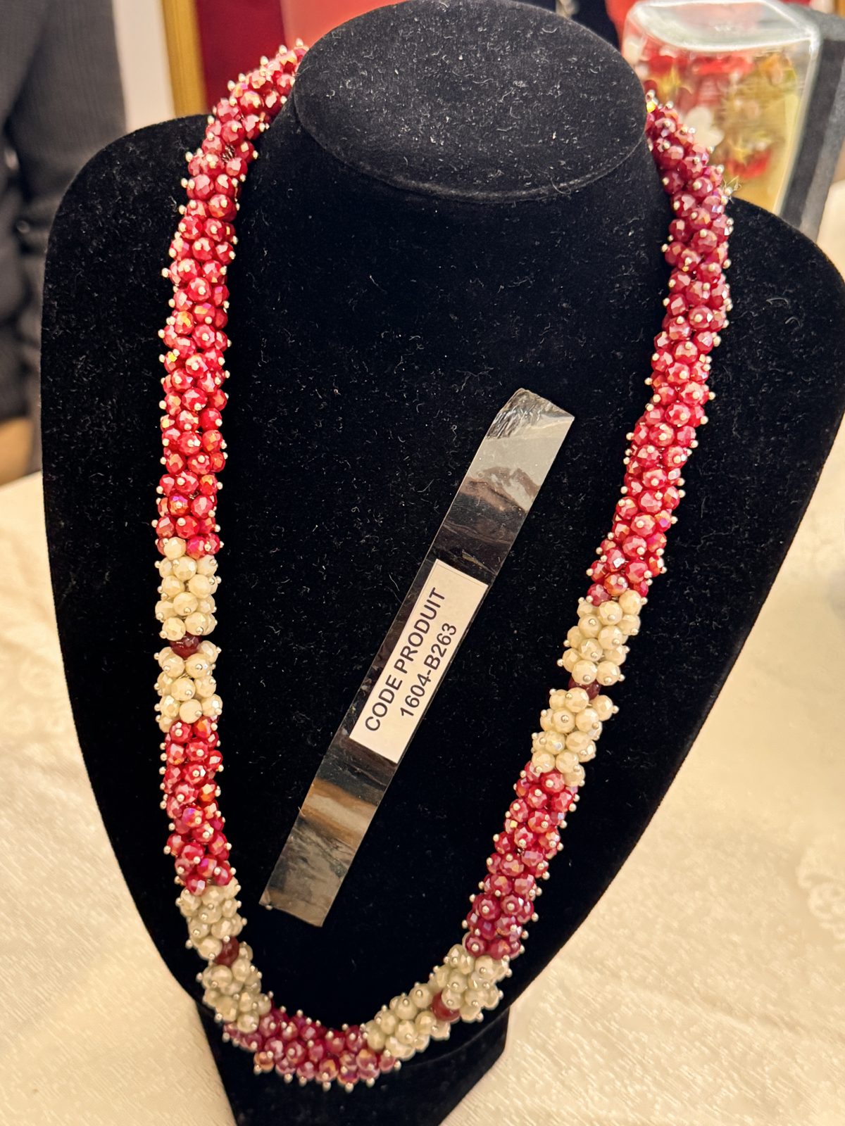Collier de perles rouge et écru