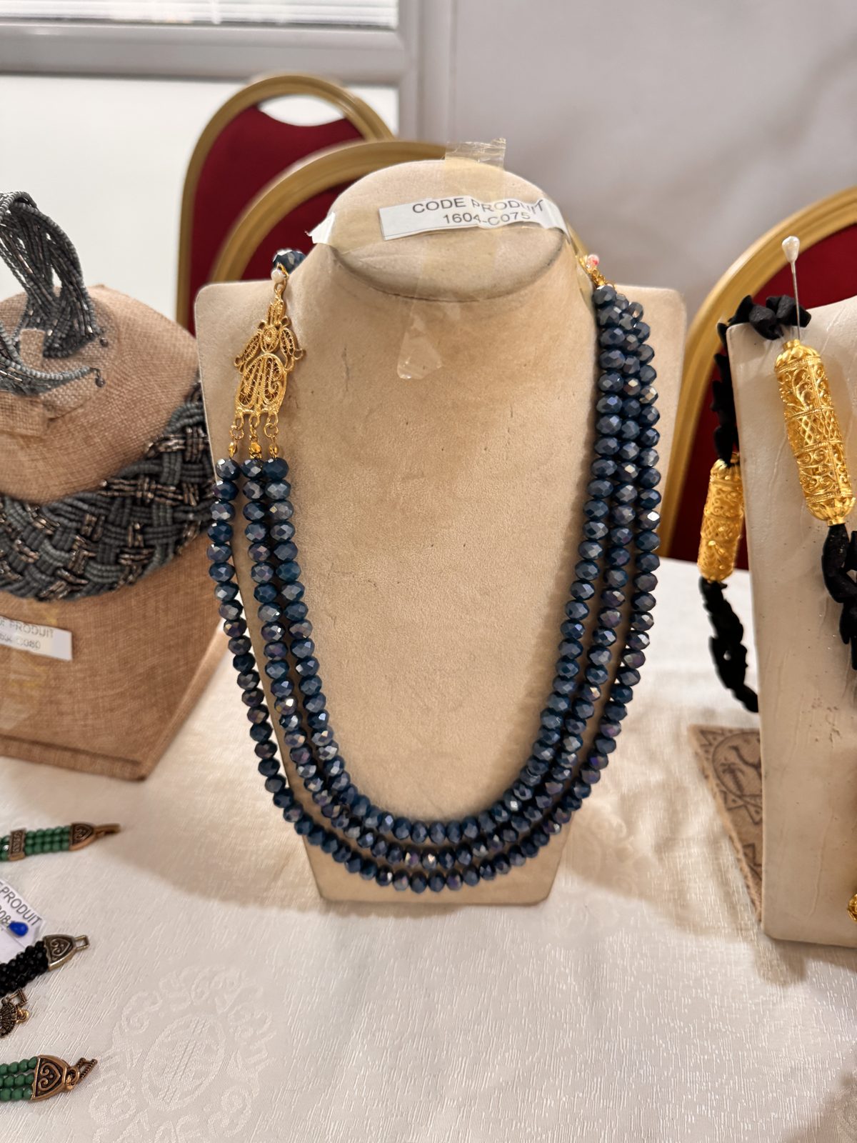 Collier de perles bleu