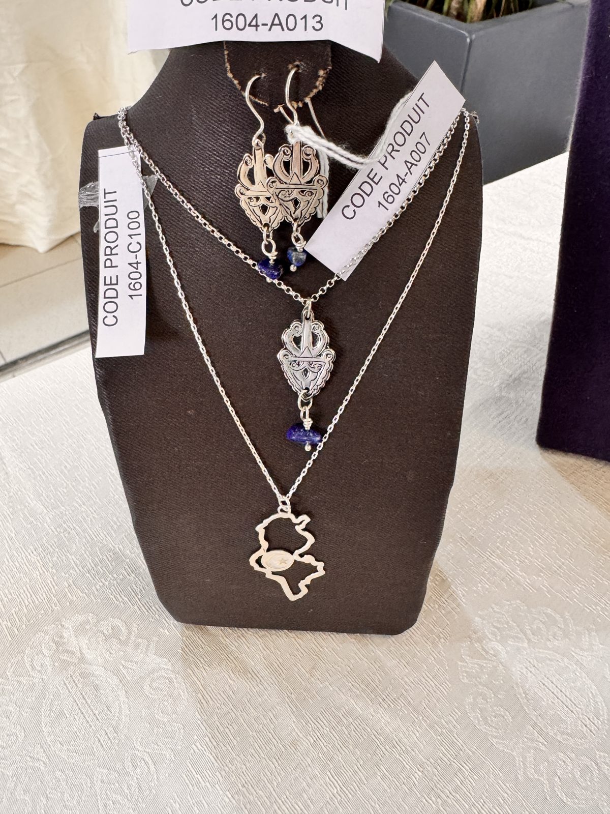 Collier oriental en argent à pendentif poisson et boucles