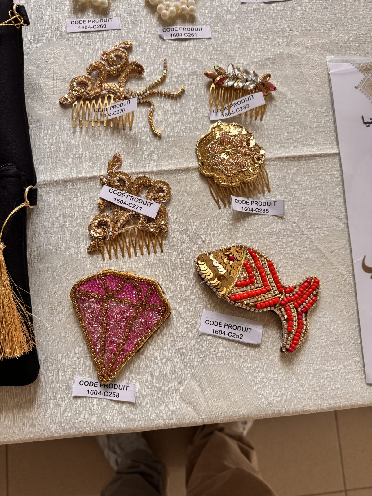 Assortiment de broches et peignes brodés