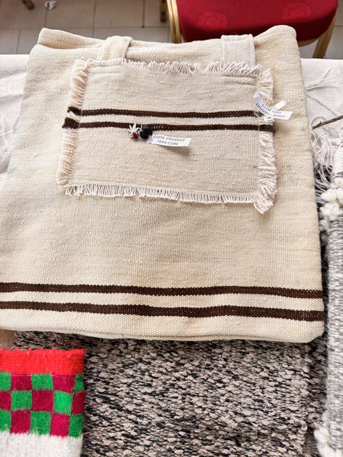 Coussin tissé en laine rayé