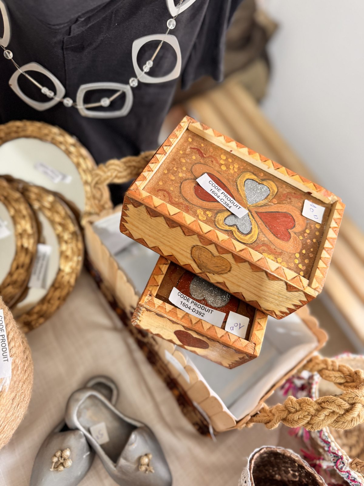 Boîte à bijoux en bois marqueté motif cœurs