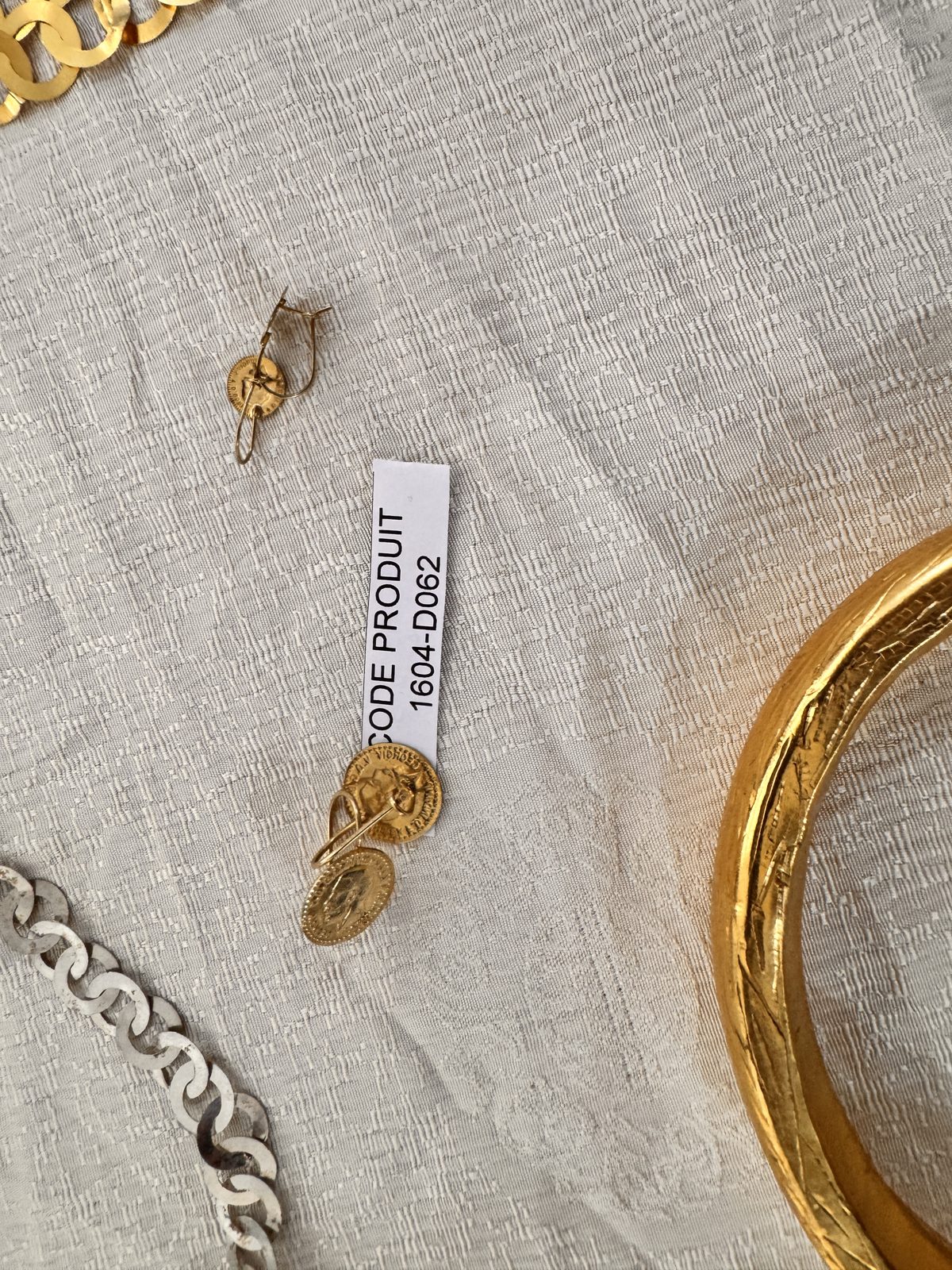 Pendentif médaille dorée