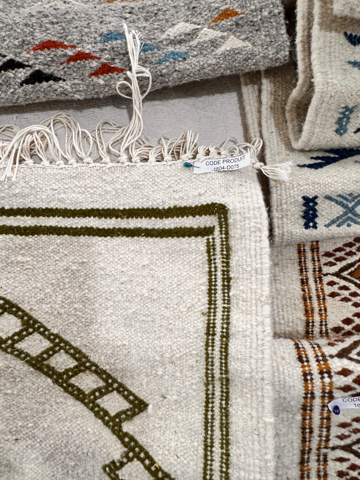Tapis berbère à bordure verte
