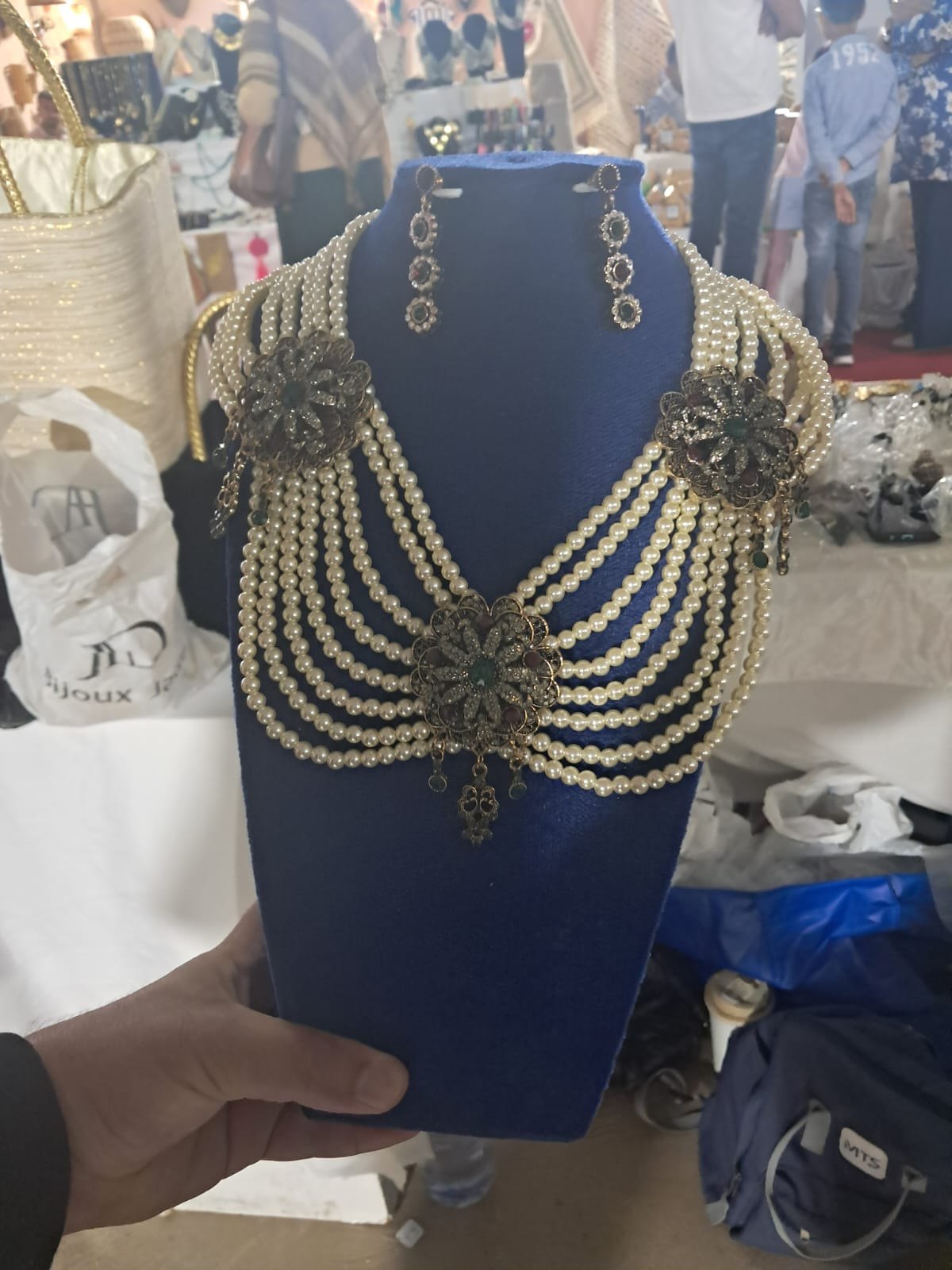 Collier plastron à rangs de perles et rosaces, avec boucles d'oreilles