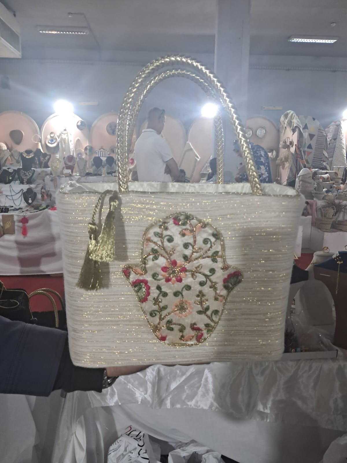 Sac à main pailleté blanc et or à main de Fatma brodée