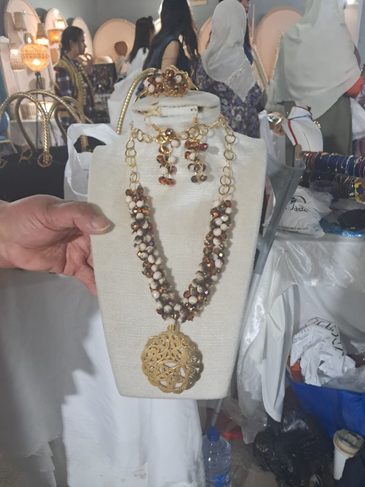 Parure collier et boucles d'oreilles en cristaux bronze, médaillon doré ajouré