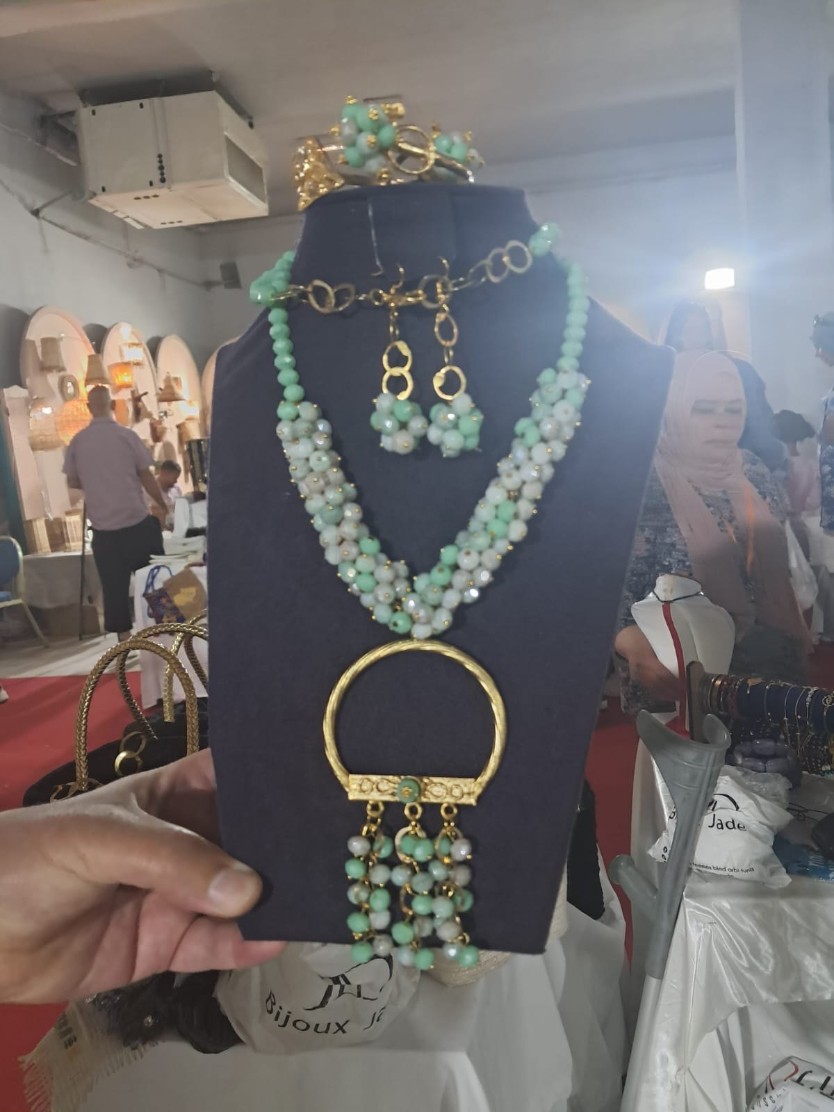 Parure collier et boucles d'oreilles en cristaux vert d'eau, anneau doré à pampilles