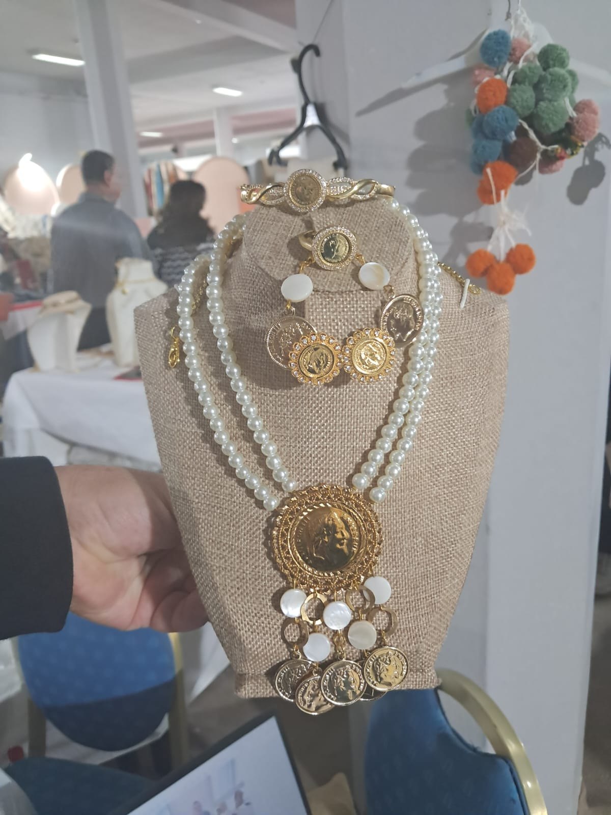 Parure perles nacrées et pièces dorées (collier, bracelet, bague, boucles)