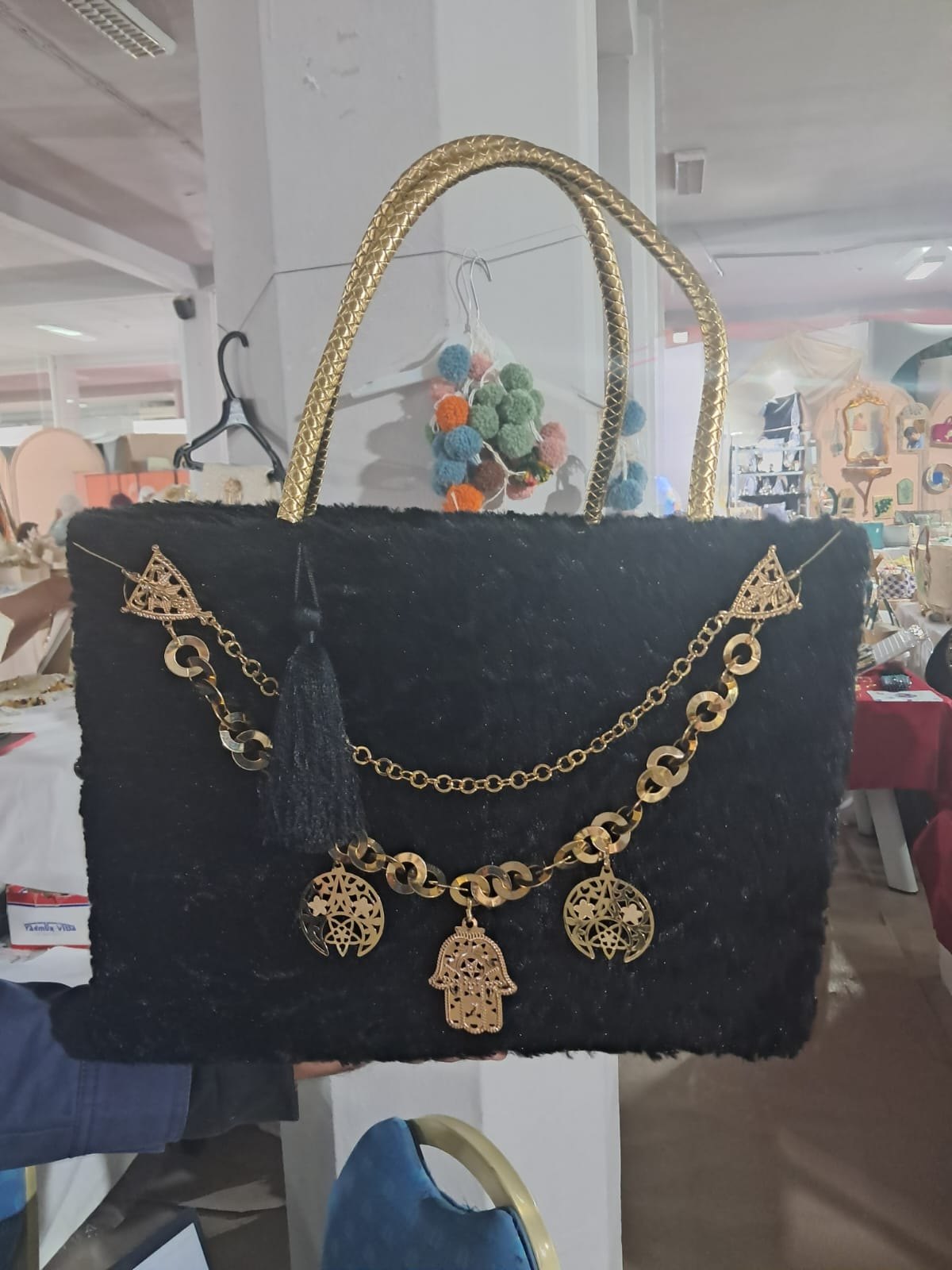 Sac en fourrure noire à chaînes et breloques dorées
