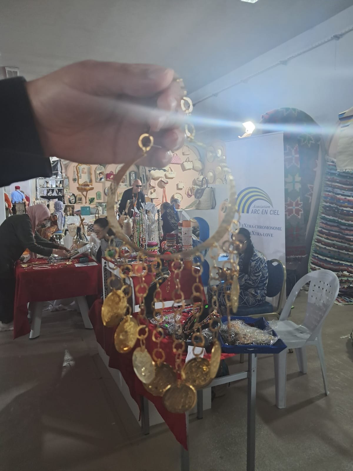 Collier à chaînes dorées et pièces