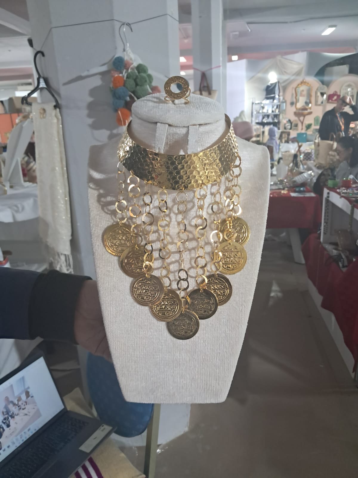Ras-de-cou doré martelé à pièces, avec bague