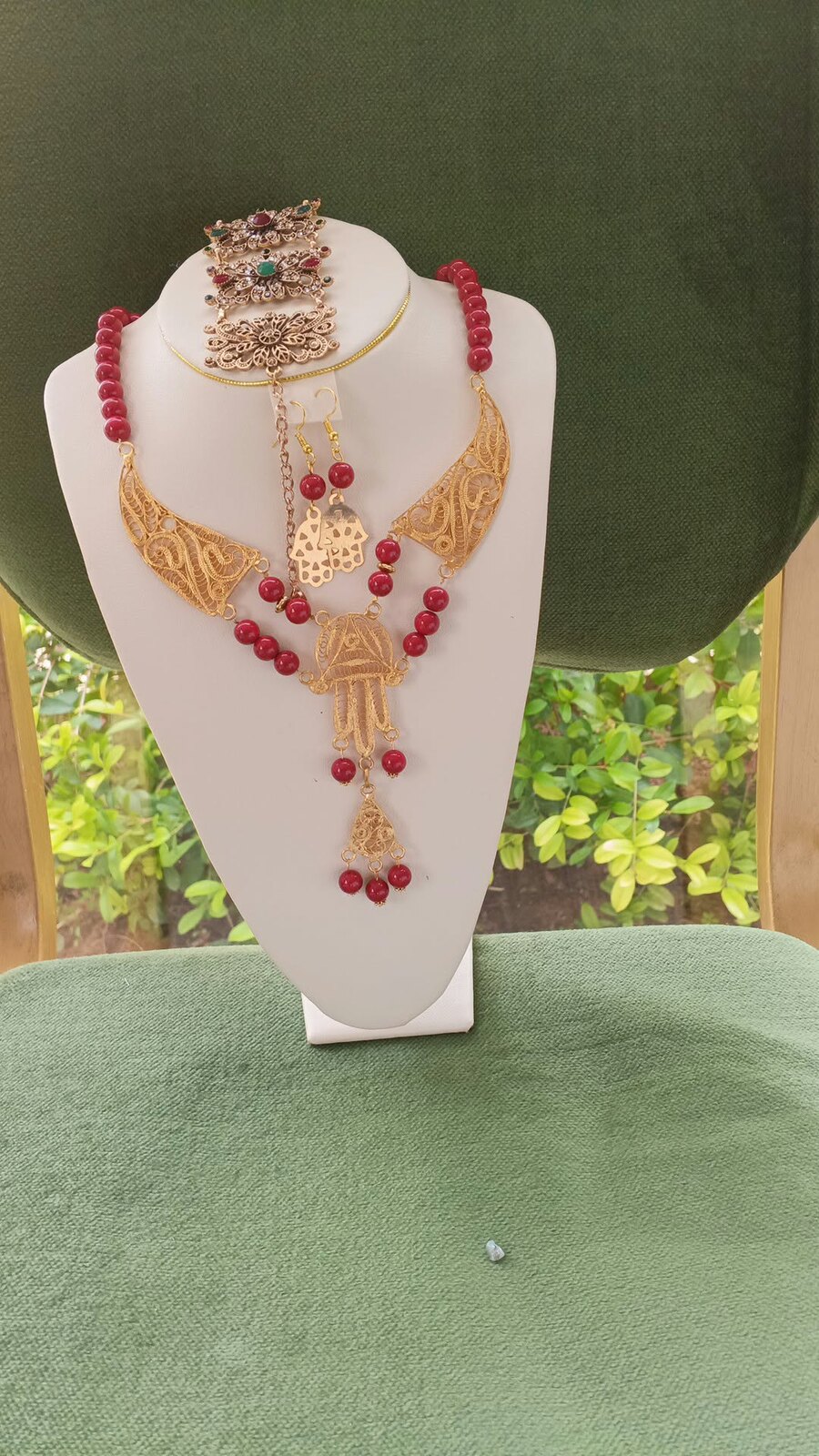 Parure collier main de Fatma en filigrane doré et perles rouges, avec boucles d'oreilles