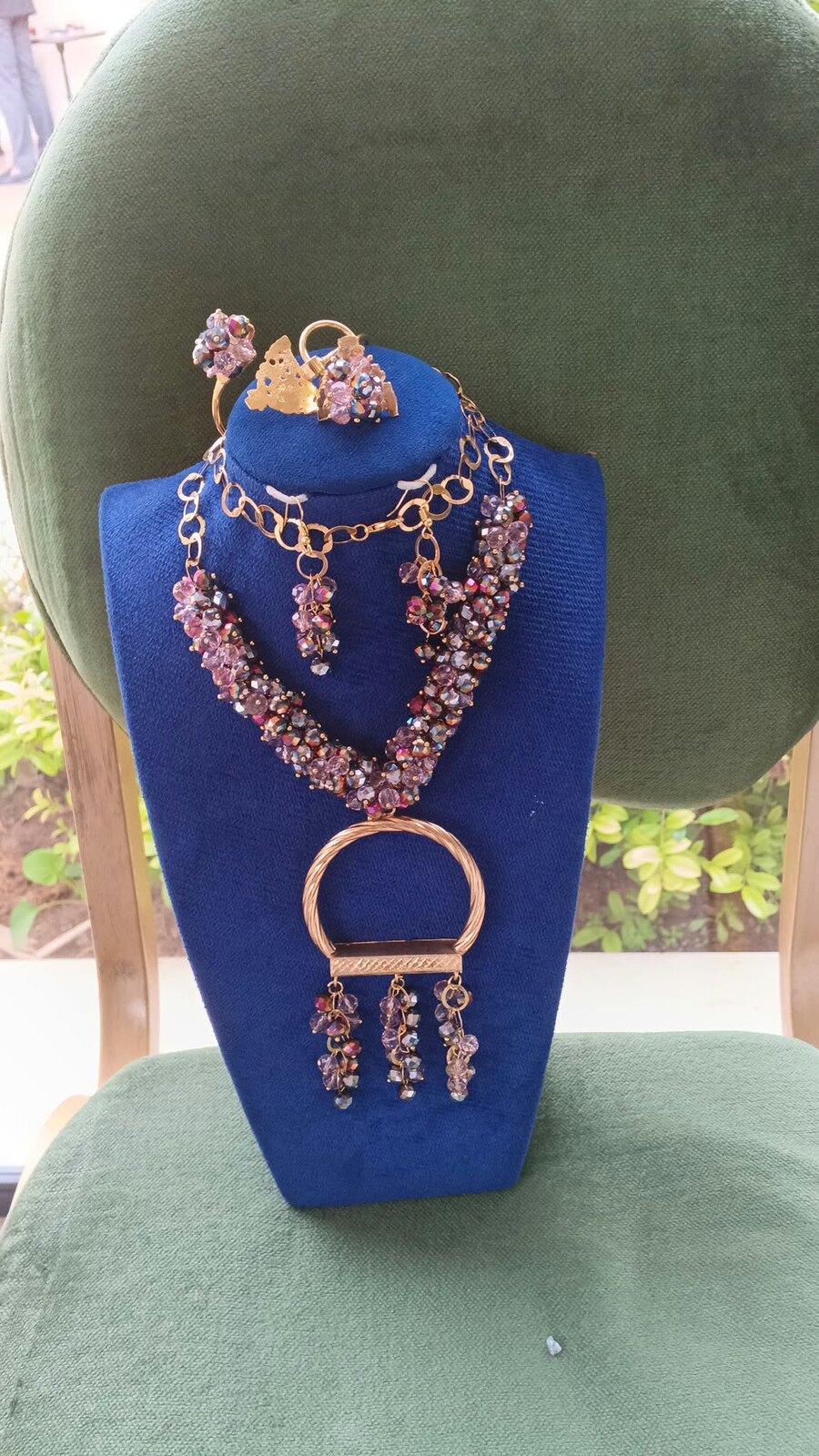 Parure en cristaux mauves à anneau doré (collier, bracelet, bague, boucles d'oreilles)