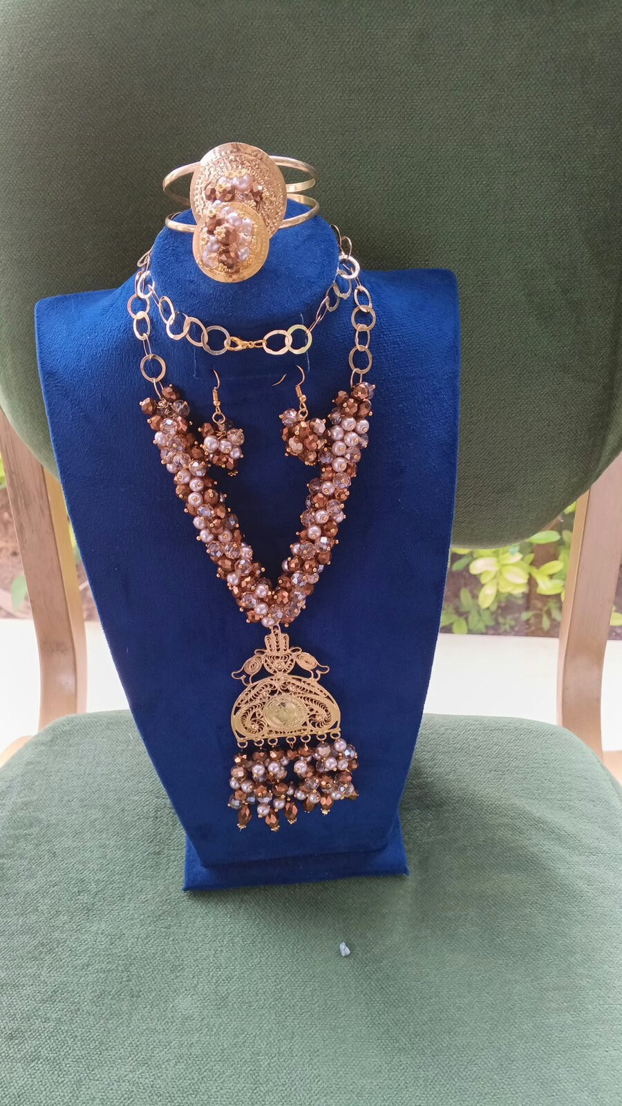 Parure en cristaux bronze et perles, médaillon en filigrane doré (collier, bracelet, bague, boucles d'oreilles)