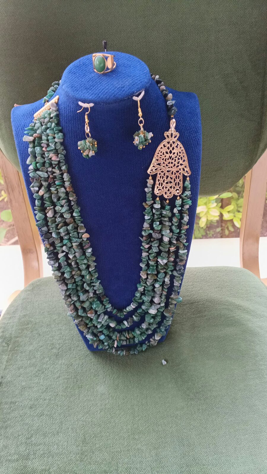 Parure collier multirangs en pierres vertes et main de Fatma dorée, avec boucles d'oreilles et bague