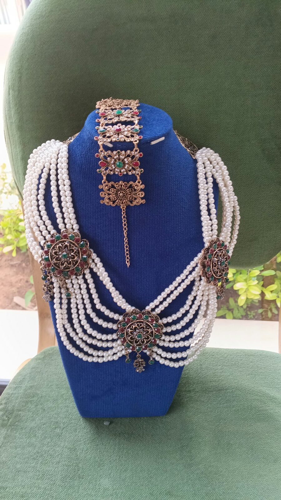 Collier plastron multirangs de perles nacrées et rosaces serties