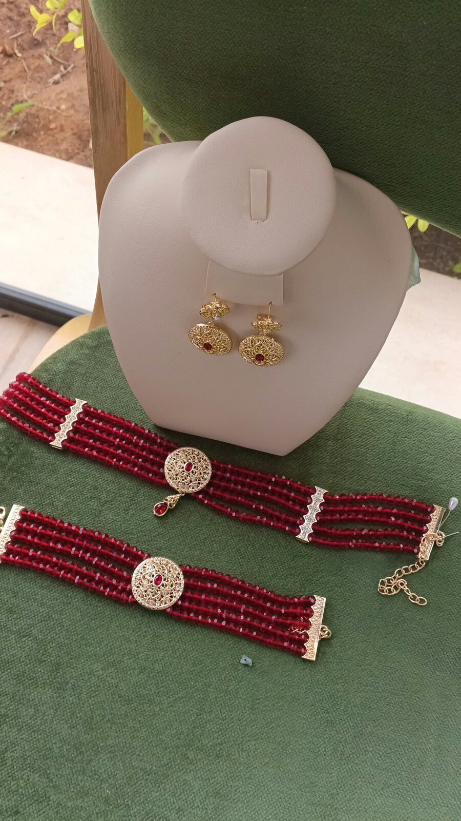 Parure en cristaux rouges à médaillons dorés (ras-de-cou, bracelet, boucles d'oreilles)