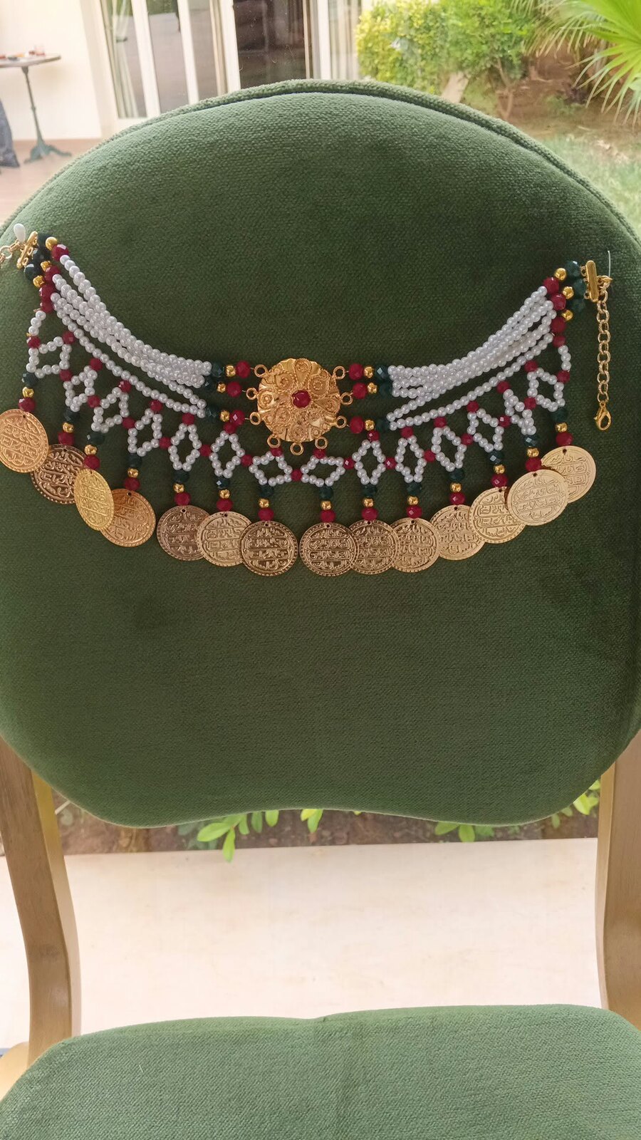 Collier traditionnel en perles nacrées et pièces dorées, médaillon central