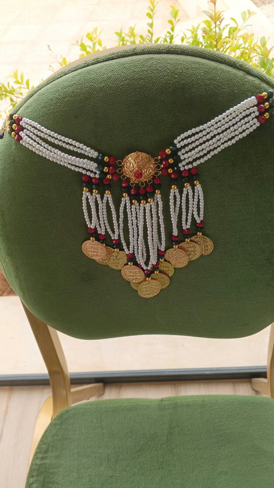 Collier plastron traditionnel à franges de perles nacrées et pièces dorées