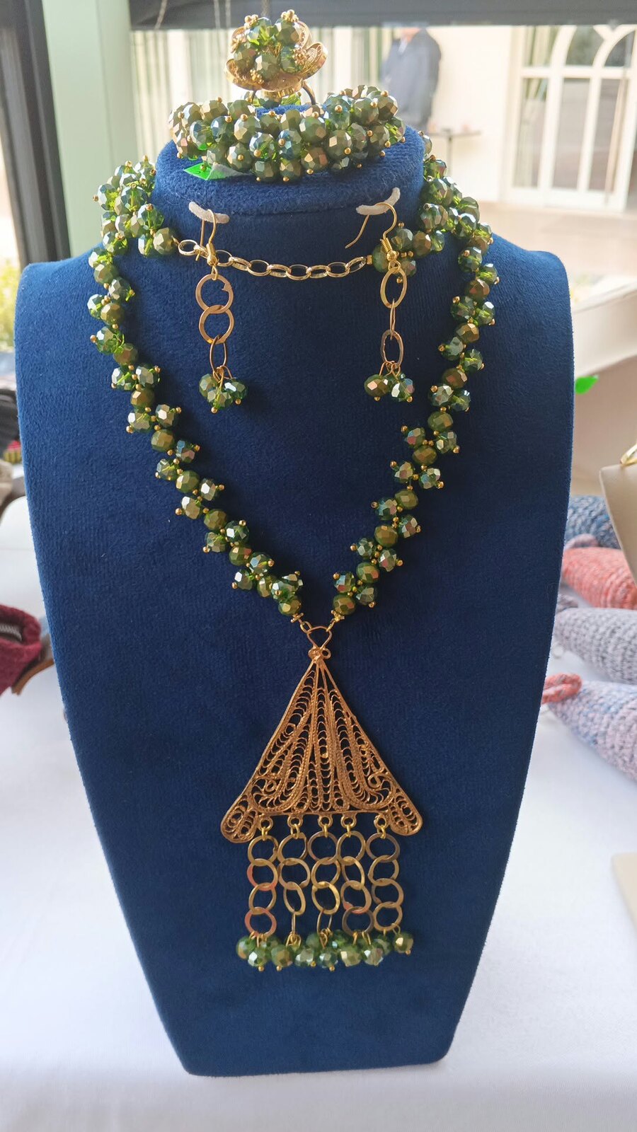 Parure en cristaux vert olive, pendentif en filigrane doré (collier, bracelet, bague, boucles d'oreilles)