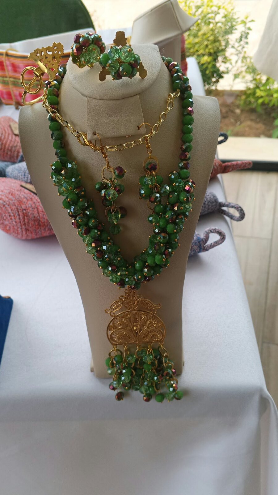 Parure en cristaux verts, pendentif en filigrane doré à pampilles (collier, bracelet, bague, boucles d'oreilles)