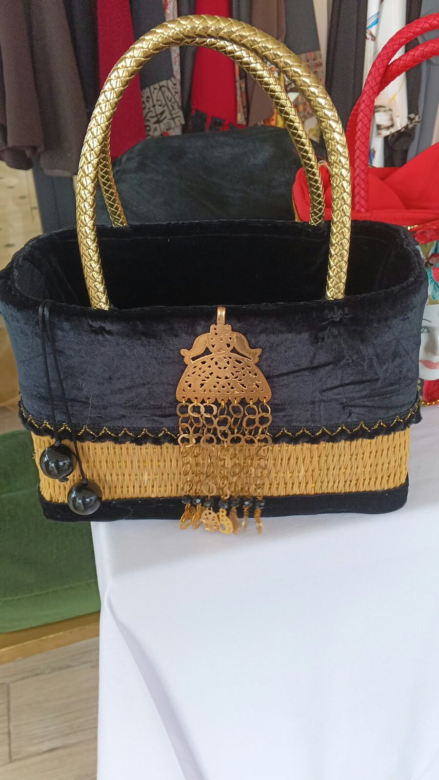Panier en paille et velours noir, anses tressées dorées et pendentif en filigrane