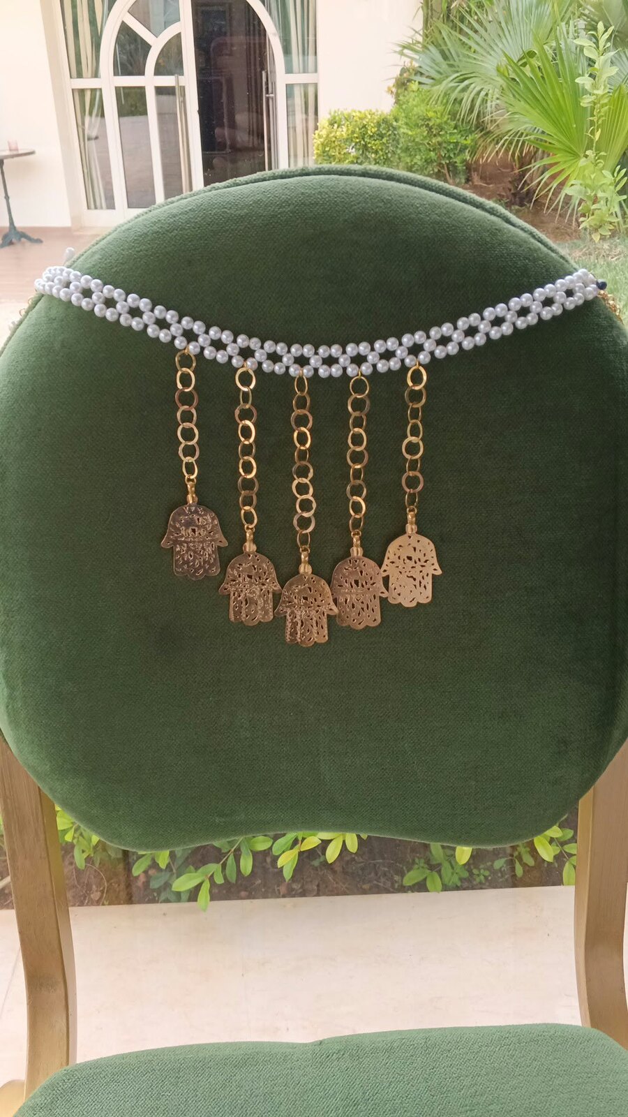 Collier de perles nacrées à cinq mains de Fatma dorées