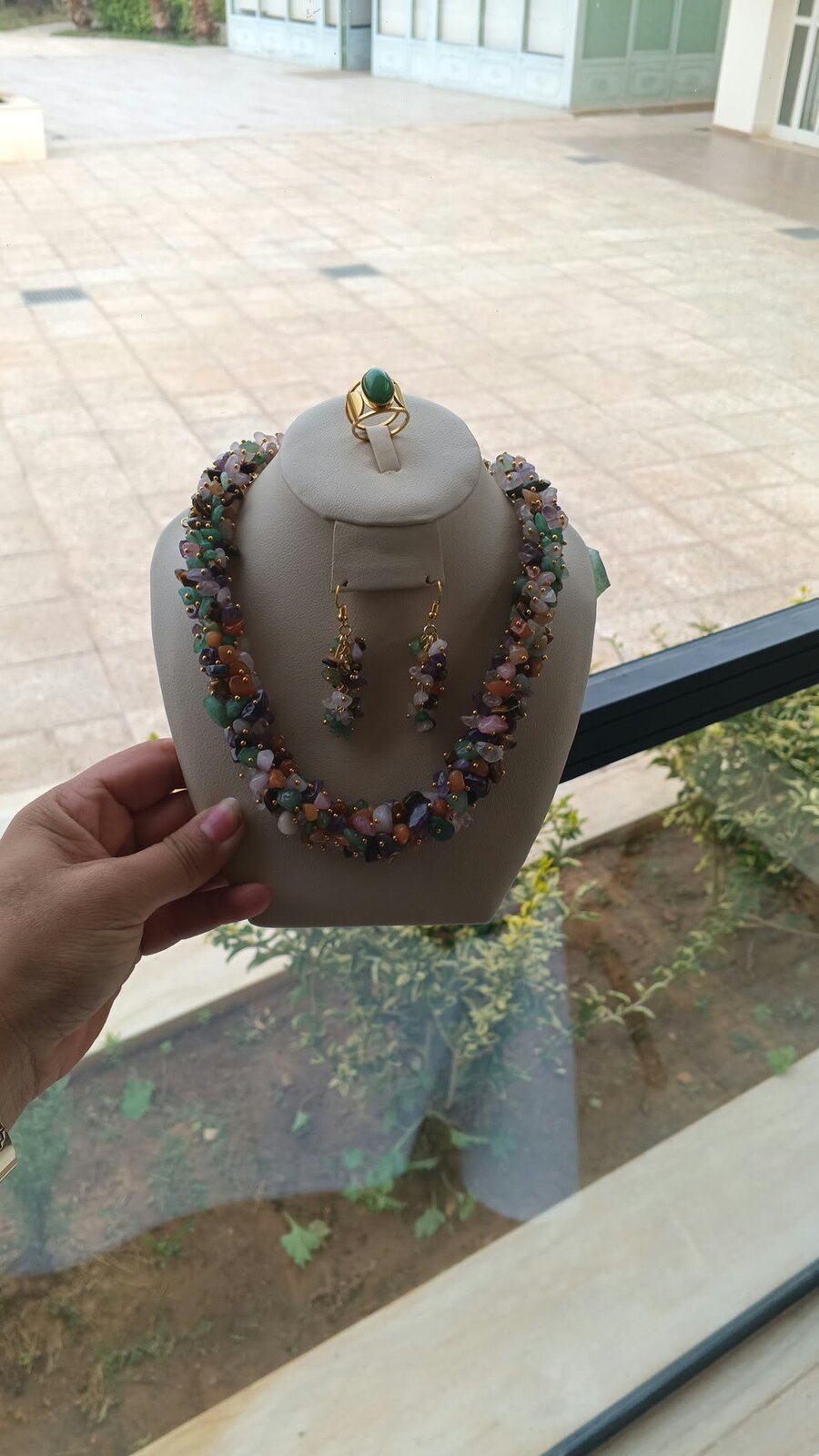 Parure collier en pierres multicolores, avec boucles d'oreilles et bague