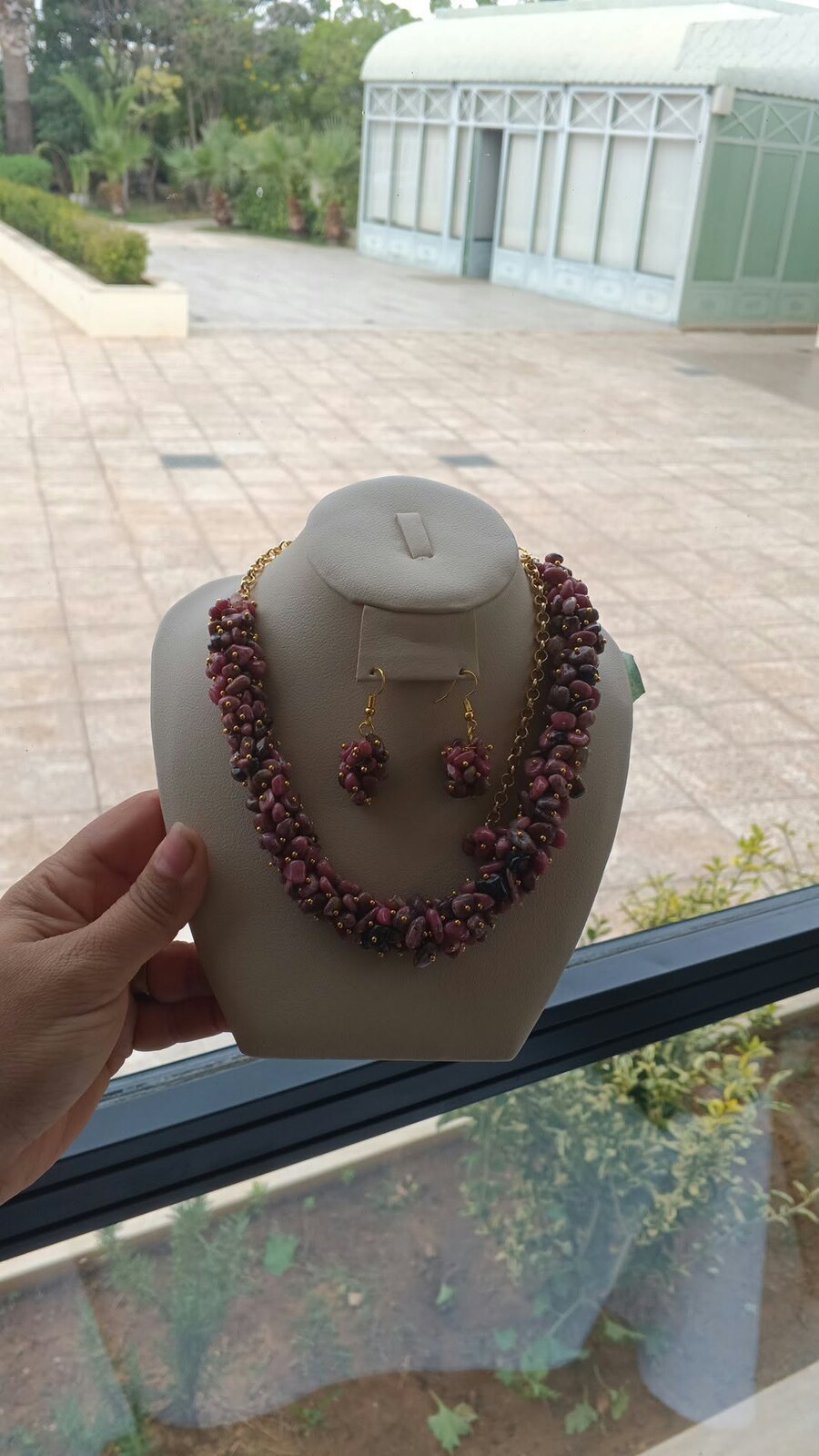 Parure collier en pierres roses, avec boucles d'oreilles